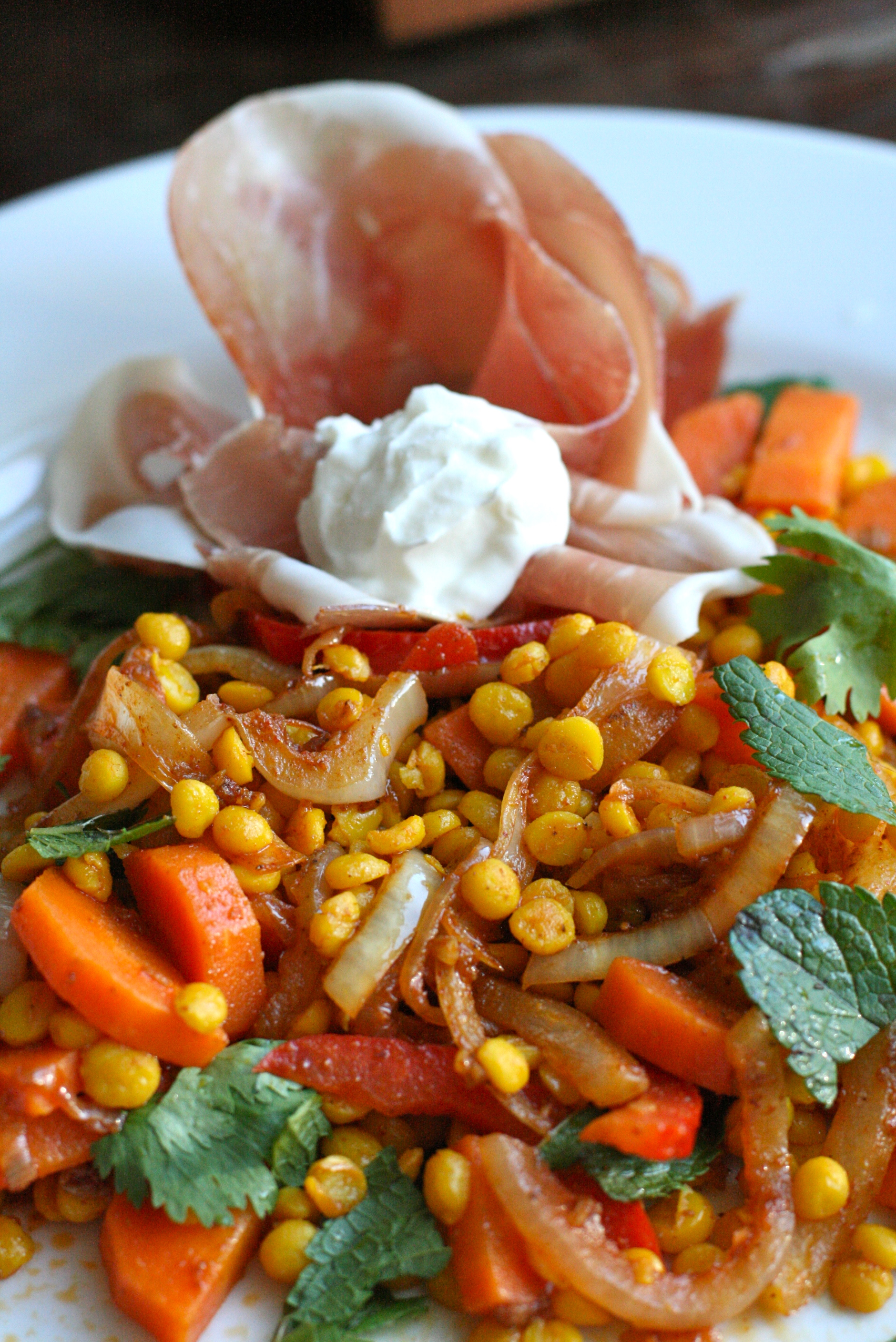 Helsedirektoratet kostråd 2024 er lansert i dag på Arendalsuka! De  anbefaler å spise mest plantebasert, altså grønt, frukt, bær, fullkorn,  bønner, linser og erter, og nøtter. Ikke mer enn to middager (350, image size:1880x2816