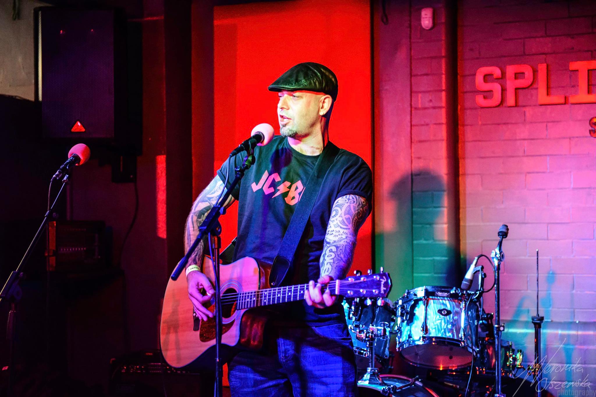 Comedy singer singing at splinter studios