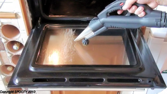 Comment nettoyer un four : bicarbonate de soude et ...
