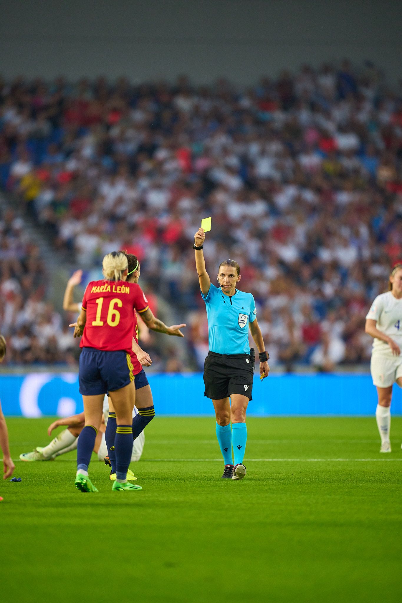 Mari Leon yellow card. UEFA Women's Euro 2022. 20th July. England vs Spain.