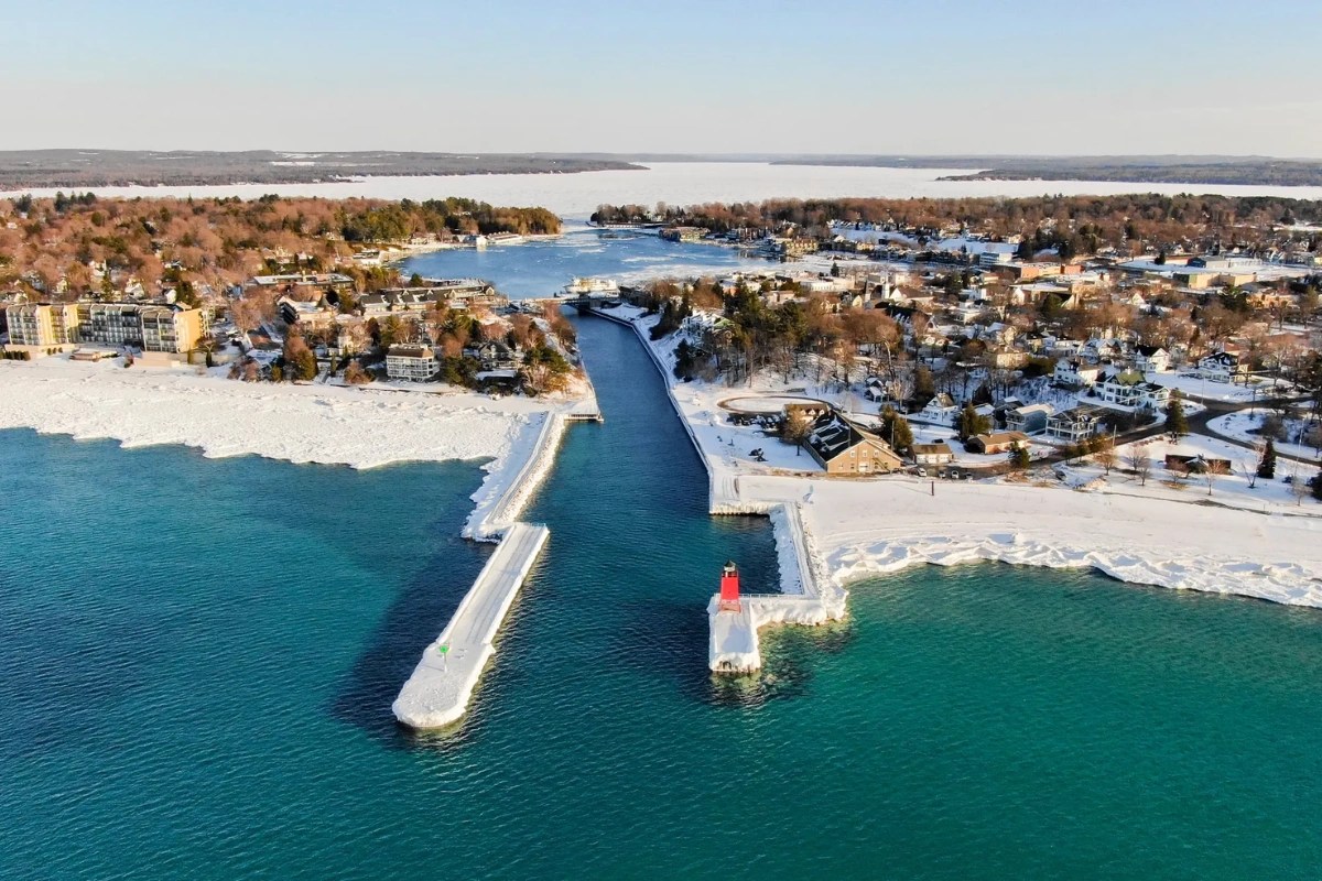 Charlevoix Michigan straits connecting Lake Michigan and Lake Charlevoix