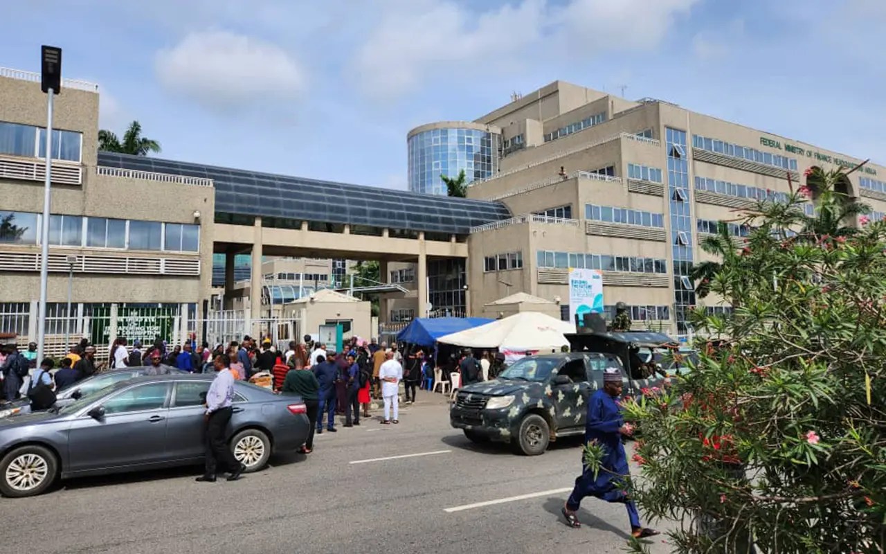 Unpaid Military Pensions: Retired Nigerian Soldiers Storm Finance Ministry in Abuja Over Delayed Benefits