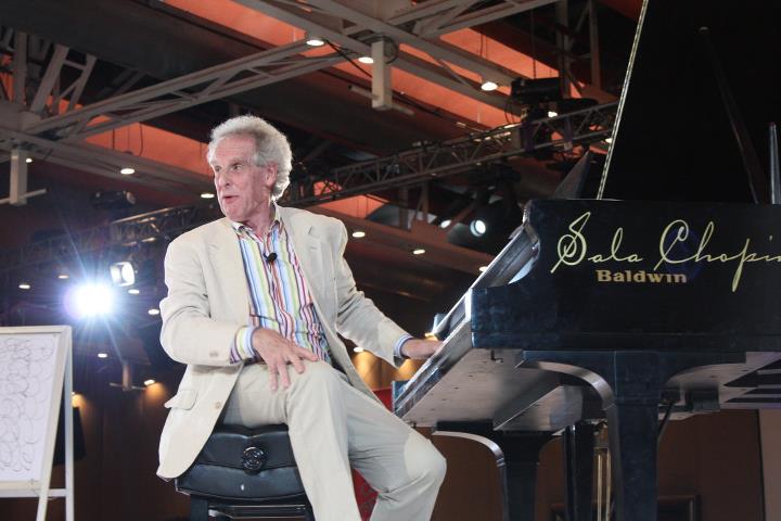Watch Benjamin Zander Practise the Art of Possibility in Classical Music
