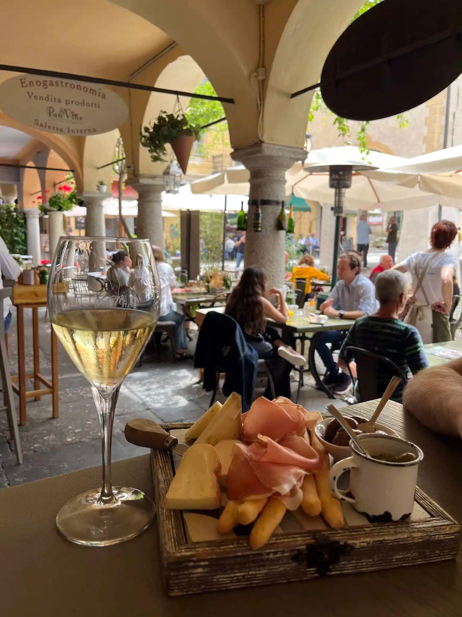 洋書NEW RESTAURANTS2 IN ITALYシルヴィオ・サン・ピエトロ Orta San Giulio: Italy Preserved In Amber, With Better Aperitivo