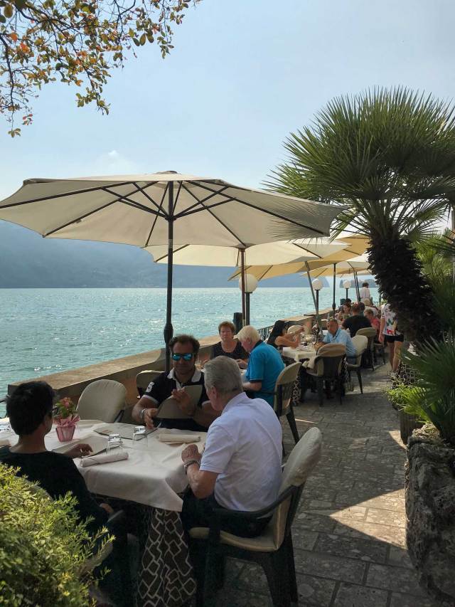 A Lovere sul Lago d'Iseo si può mangiare bene in una terrazza affacciata sul Lago d'Iseo