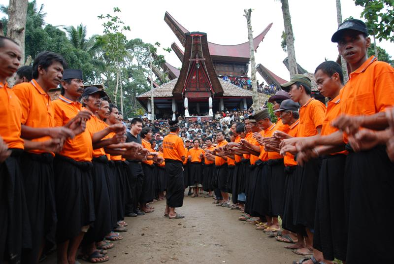 Dan para keluarga mendiang ne ne lai sumule berkumpul menandai dimulainya . Januari 2012 Jejakkaki