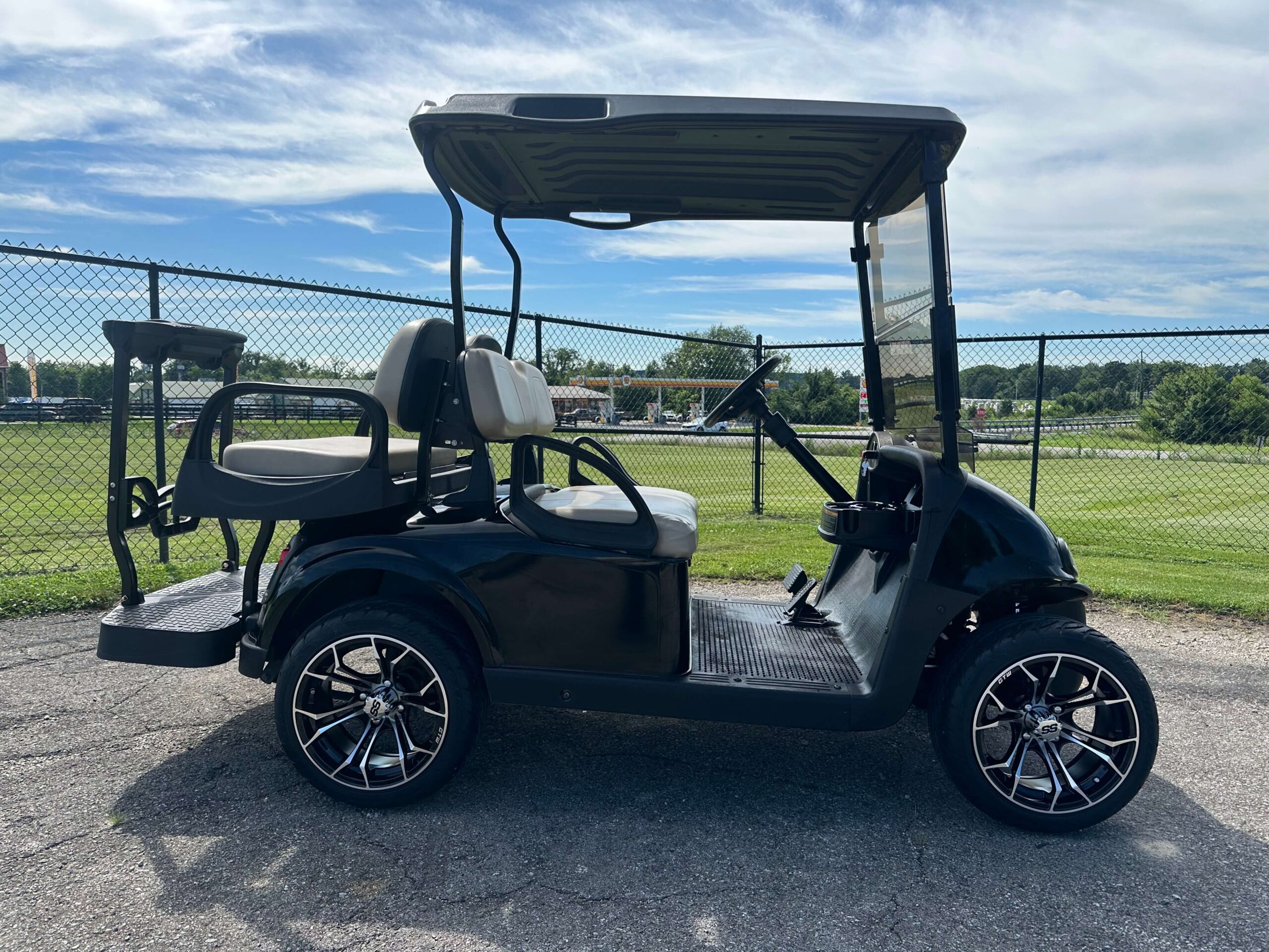2020 EZGO RXV photo 2