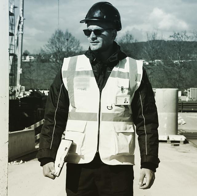 Sicherheitsmitarbeiter überwacht eine Baustelle im Campus Sursee, einem wichtigen Zentrum für Ausbildung und Events.