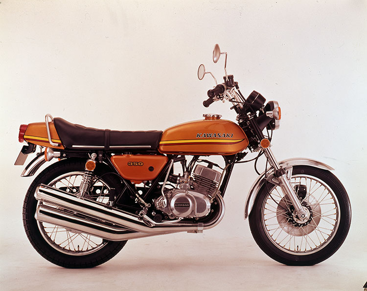 真嶋秋生 KAWASAKI KH400 A7 レインボースペシャル 特攻の拓 特攻の拓のバイク】真島秋生のKH400ケッチレインボースペシャル