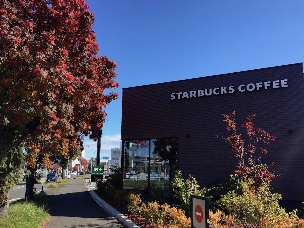 秋の札幌環状通東店スタバの様子 STARBUCKS COFFEE JOURNEY