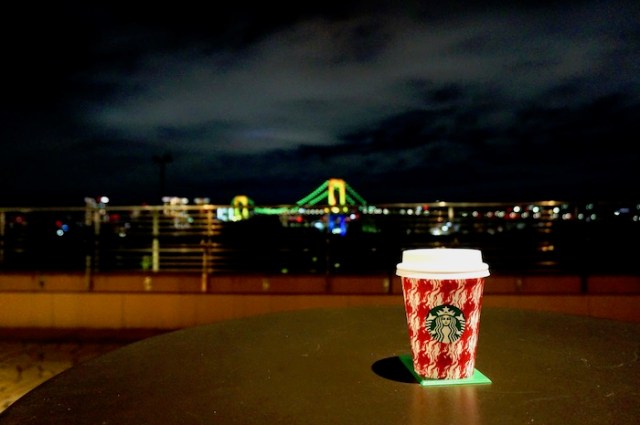 レインボーブリッジとお台場 スタバ の紙コップ