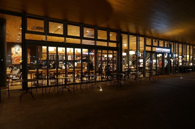 スタバ 蔦屋書店 周南市立徳山駅前図書館