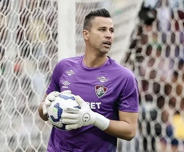 لعب 1390 مباراة ، فابيو البرازيلي يعادل الرقم القياسي للأسطورة بيتر شيلتون&nbsp;&nbsp;