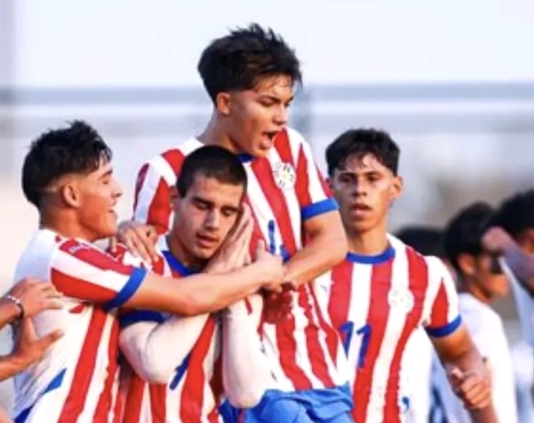 لاعب يقود الوسط بمهارة وآخر يؤدي دور الجناح في المجموعة العاشرة&nbsp;