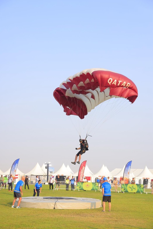 المنتخب القطري يحرز المركز الأول ببطولة العالم للقفز المظلي السيزم 2025