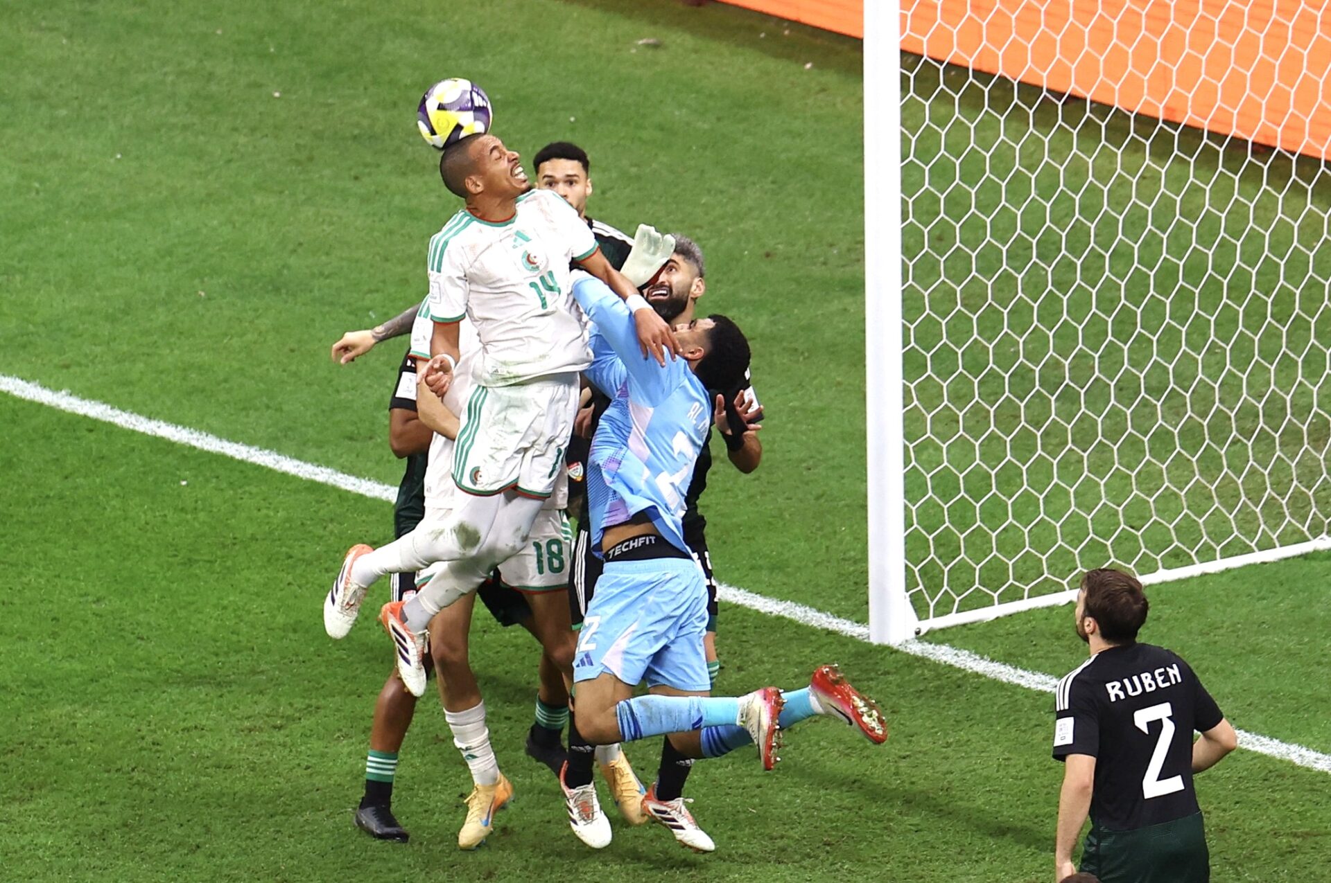 الركلات الترجيحية تنقل منتخب الإمارات الى نصف النهائي على حساب حامل اللقب&nbsp;