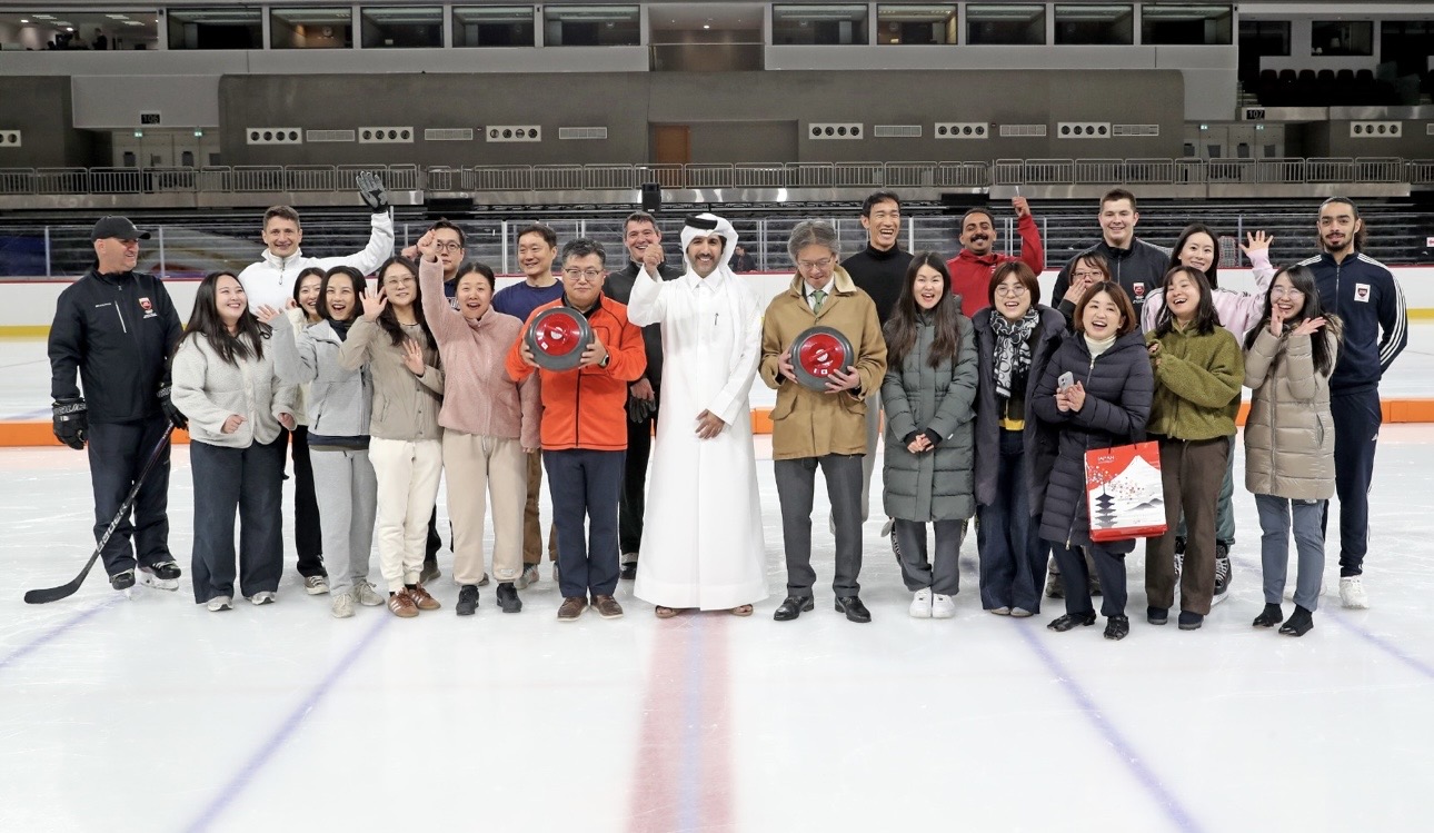 سفيرا جمهورية كوريا واليابان يزوران حلبة الجليد بصالة علي بن حمد العطية