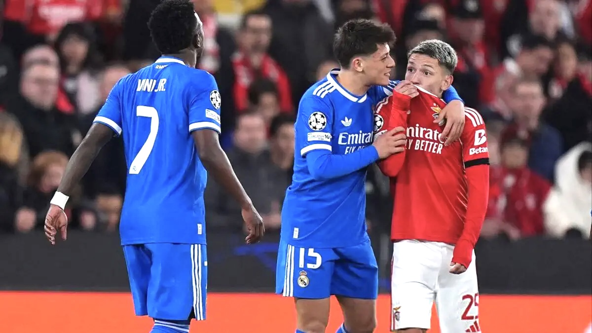 قوانين صارمة بانتظار المونديال المرتقب.. الطرد لمن يغطي فمه أو يغادر الملعب للاحتجاج !&nbsp;