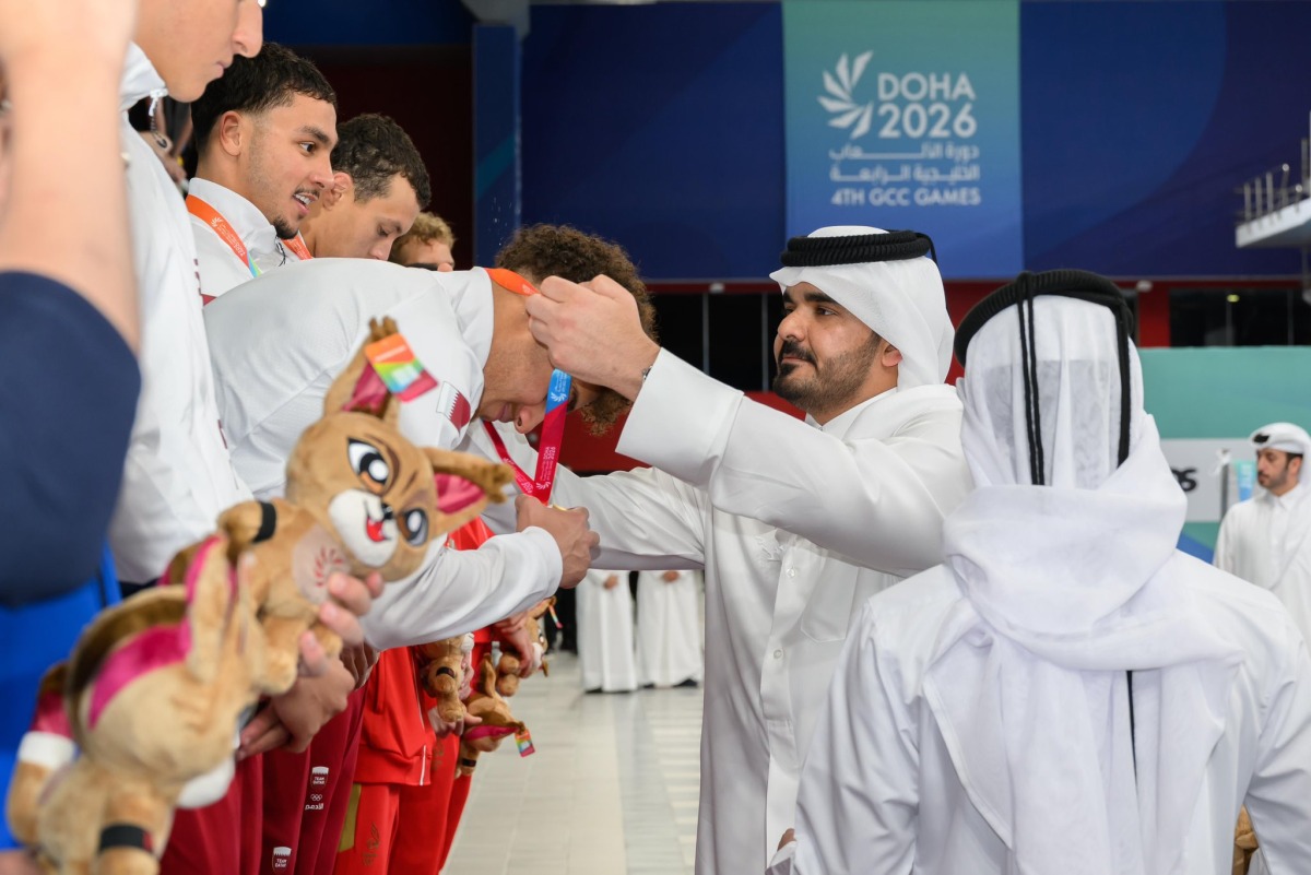 دورة الألعاب الخليجية الدوحة 2026 .. رئيس اللجنة الأولمبية القطرية يتوج الفائزين في منافسات السباحة