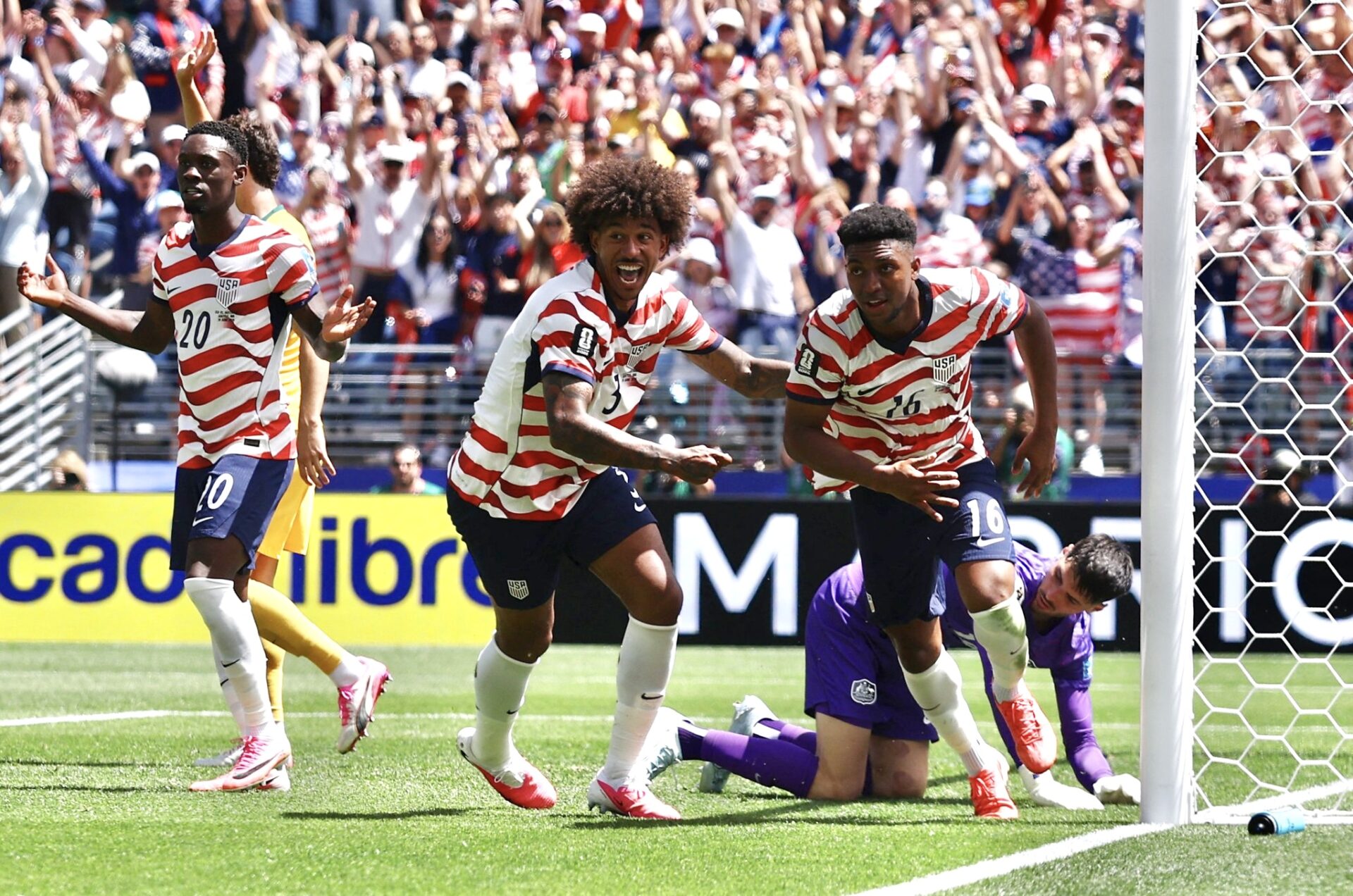 المنتخب الأمريكي يحسم تأهله لدور الـ 32 بفوزه على أستراليا بهدفين دون رد المنتخب الأمريكي يحسم تأهله لدور الـ 32 بفوزه على أستراليا بهدفين دون رد