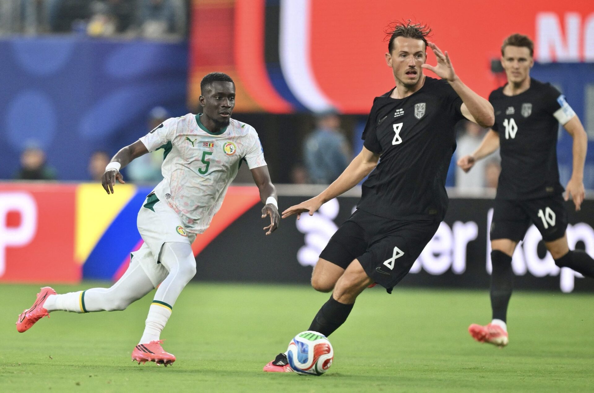 منتخب النرويج يهزم أسود التيرانجا بثلاثة أهداف مقابل هدفين ويعبر الى الأدوار الاقصائية&nbsp;