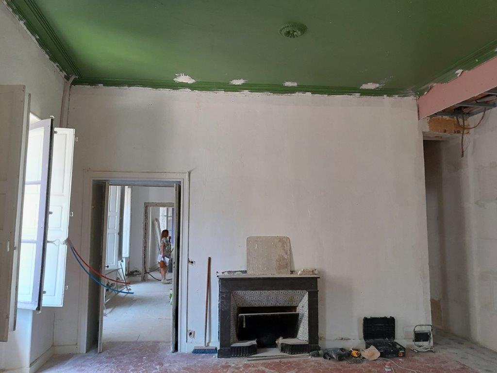Pièce avec cheminée avant création des décors de plafond