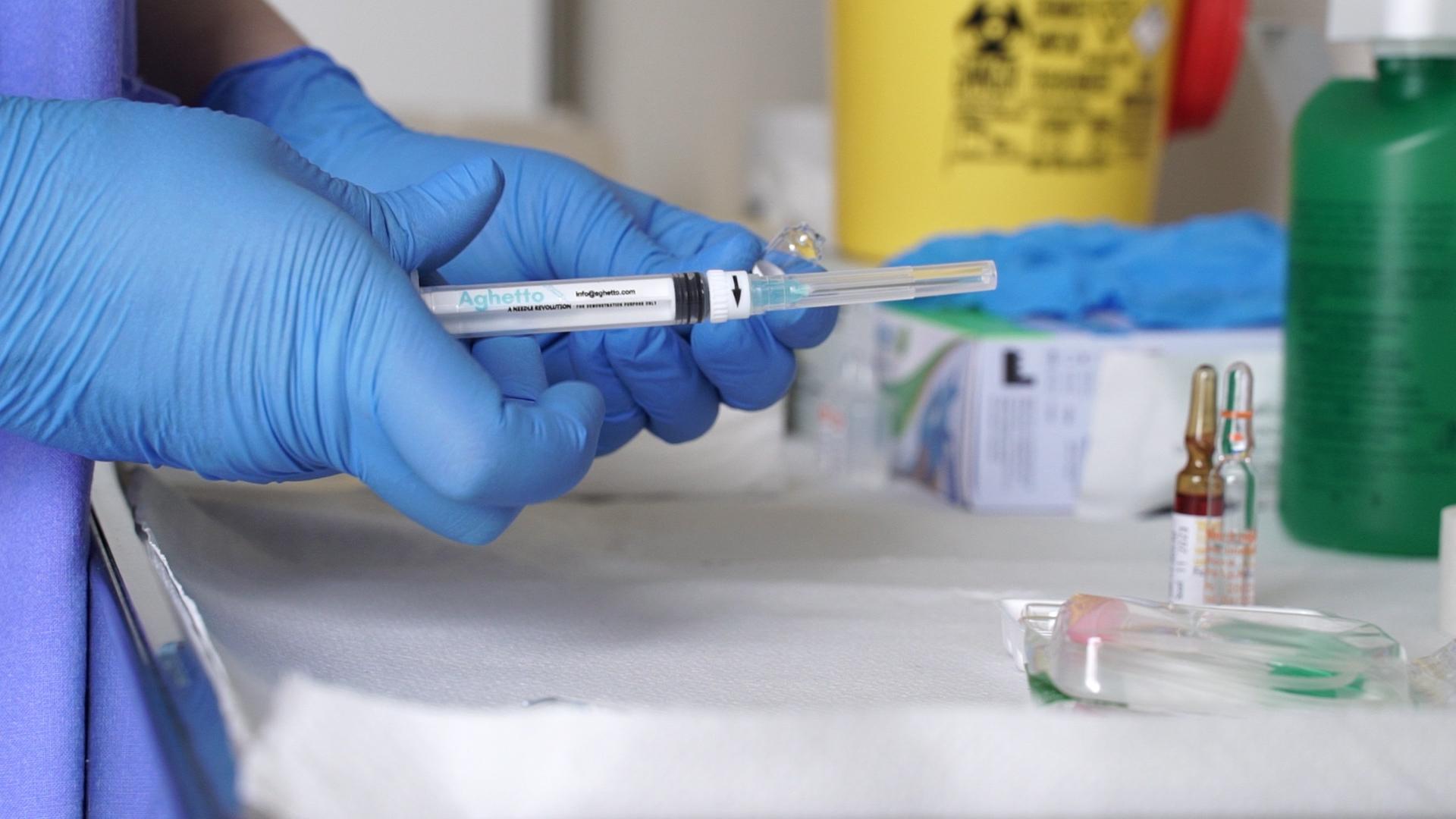 Aghetto: the first syringe that can be used with only one hand. - 1tp0TPEkxKQGH.jpg