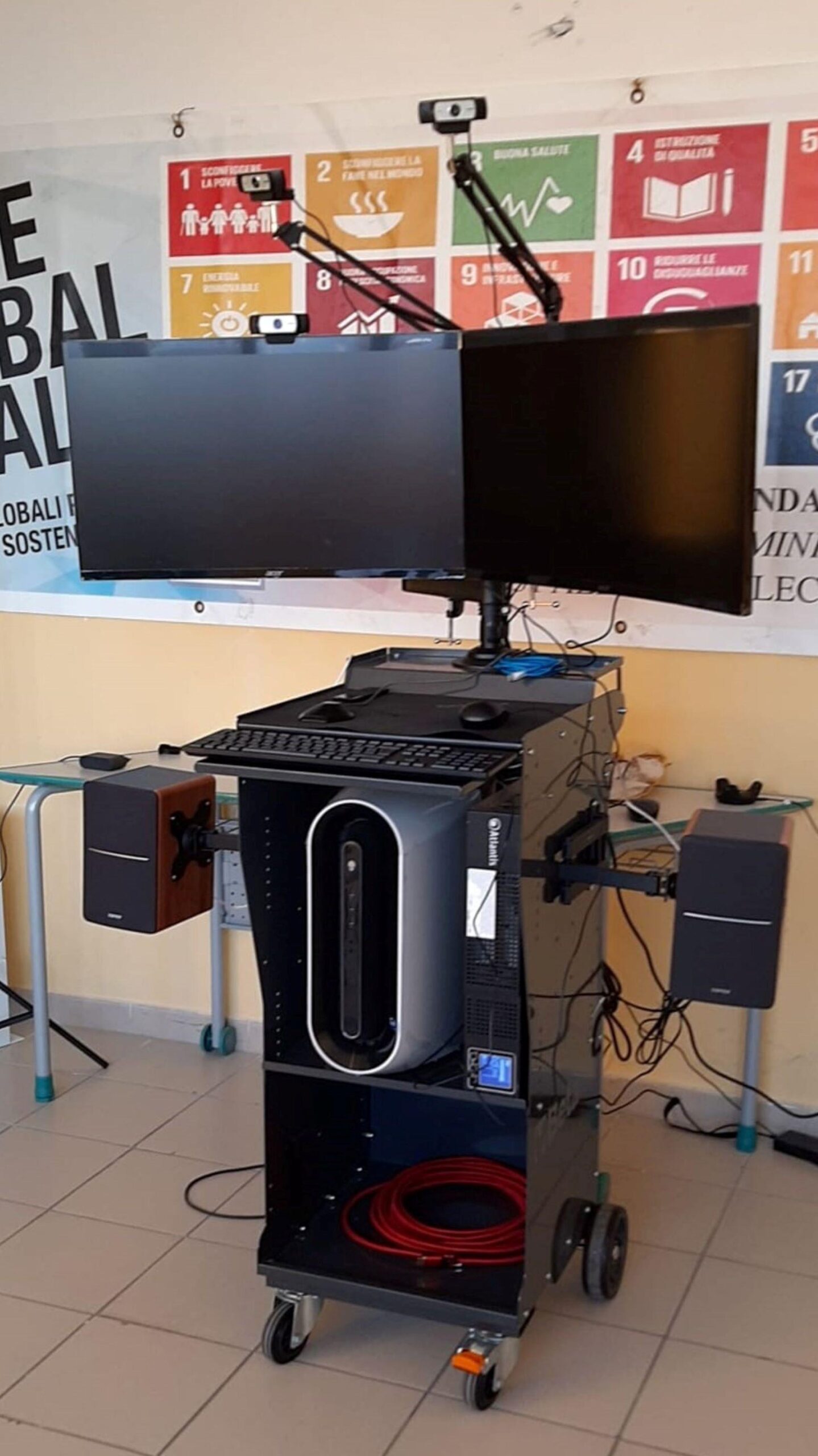 LAB3. IL MONDO IN UNA STANZA - 2NfuOLN2aHNsO.jpg