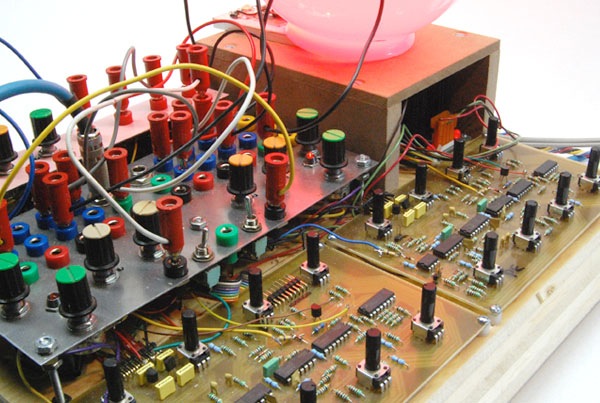Benjolin synth project – intuitive, unpredictable, fun at parties