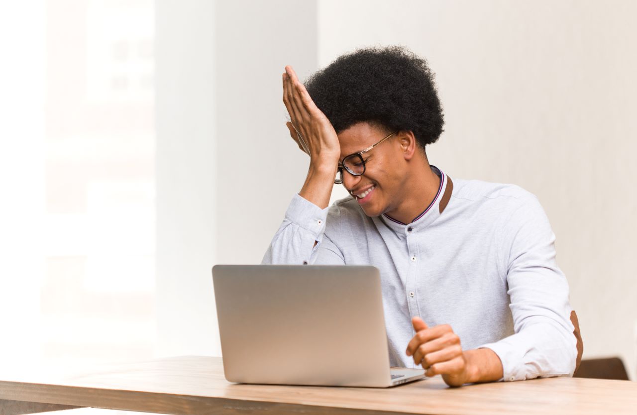 Perdi meu certificado digital: o que fazer? | Foto de um jovem adulto negro que esqueceu algo no trabalho | Certificação Digital | Blog da Certisign