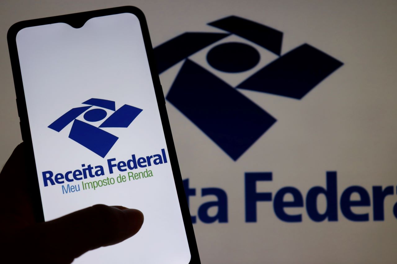 Como declarar gastos com educação no Imposto de Renda? | Foto de um celular com o logo do app da Receita Federal Meu Imposto de Renda | Certificação Digital | Blog da Certisign