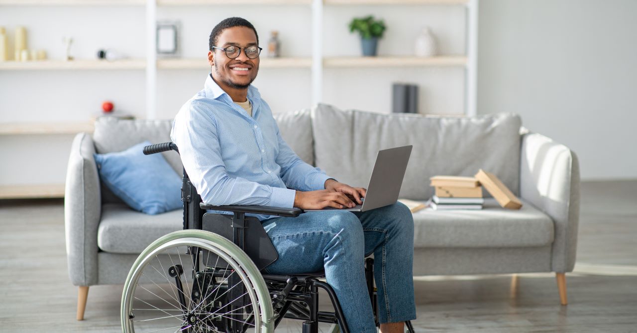 Cadeirante declarar imposto de renda | Foto de um homem negro cadeirante declarando o imposto de renda | Certificação Digital | Blog da Certisign