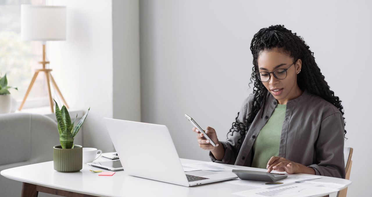Imposto de Renda: despesas médicas | Foto de uma mulher negra declarando o IR | Certificação Digital | Blog da Certisign