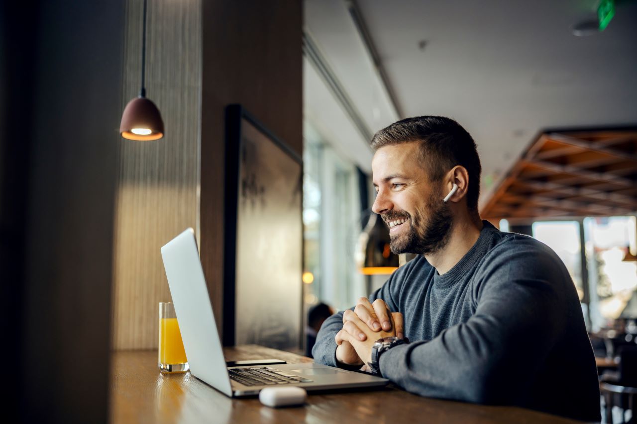 O que é chave de criptografia? | Foto de um homem branco trabalhando no computador no escritório | Certificação Digital | Blog da Certisign