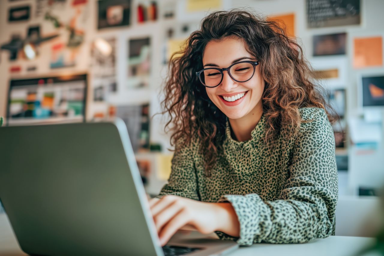 Tire suas dúvidas sobre a plataforma Conectividade Social | Foto de uma jovem empreendedora trabalhando no notebook | Certificação Digital | Blog da Certisign