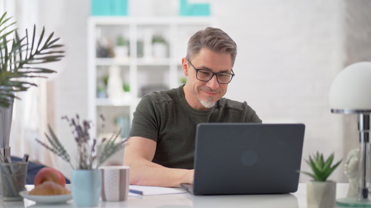 O que é Conectividade Social? | Foto de um senhor empreendedor trabalhando no notebook | Certificação Digital | Blog da Certisign