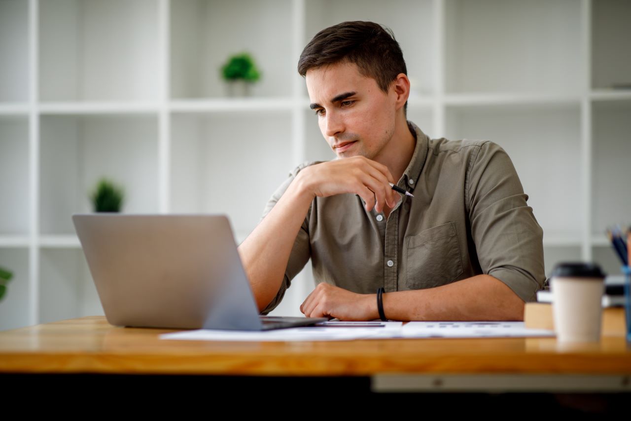 O que é driver de certificado digital | Foto de um homem branco trabalhando de home office no computador | Certificação Digital | Blog da CertiSign