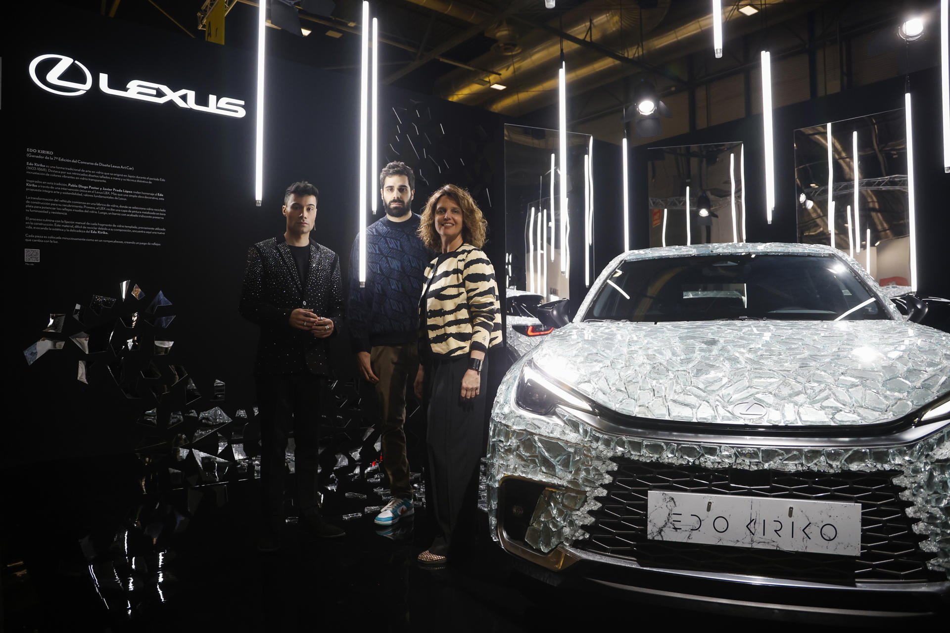 MADRID, 05/03/2025.- Mar Pieltain, directora de Lexus España, posa junto a Pablo Diego Pastor (c) y Javier Prado (i), los artistas ganadores del concurso de Lexus, en la Feria de Arte Contemporáneo, ARCO, en la sede de Ifema, en Madrid. EFE/David Fernández 