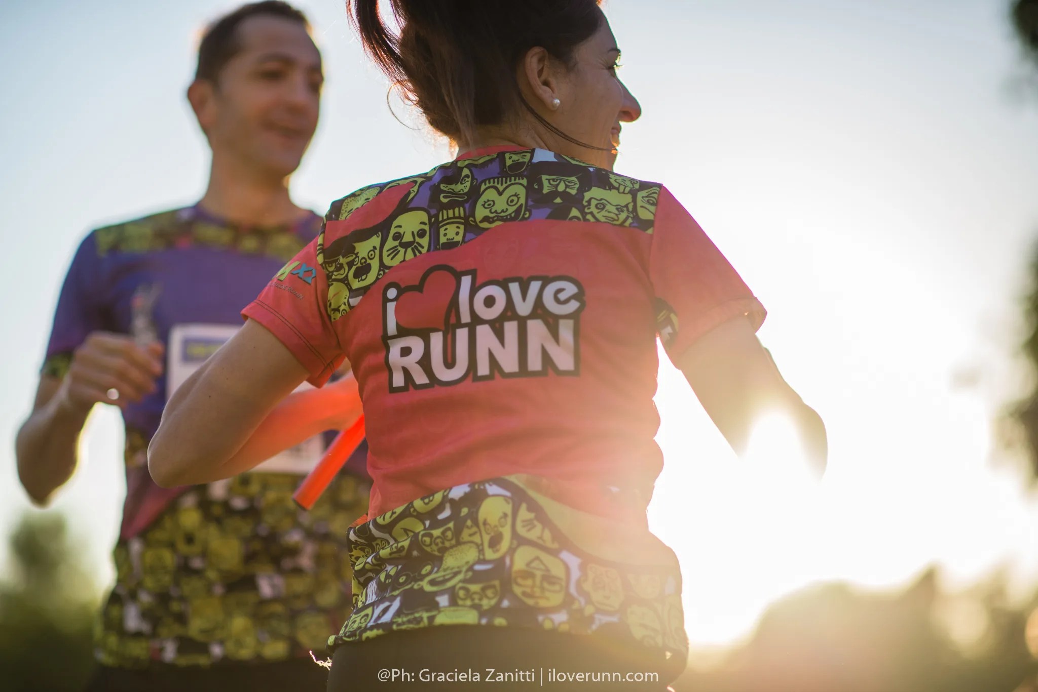Chica con remera de I Love Runn