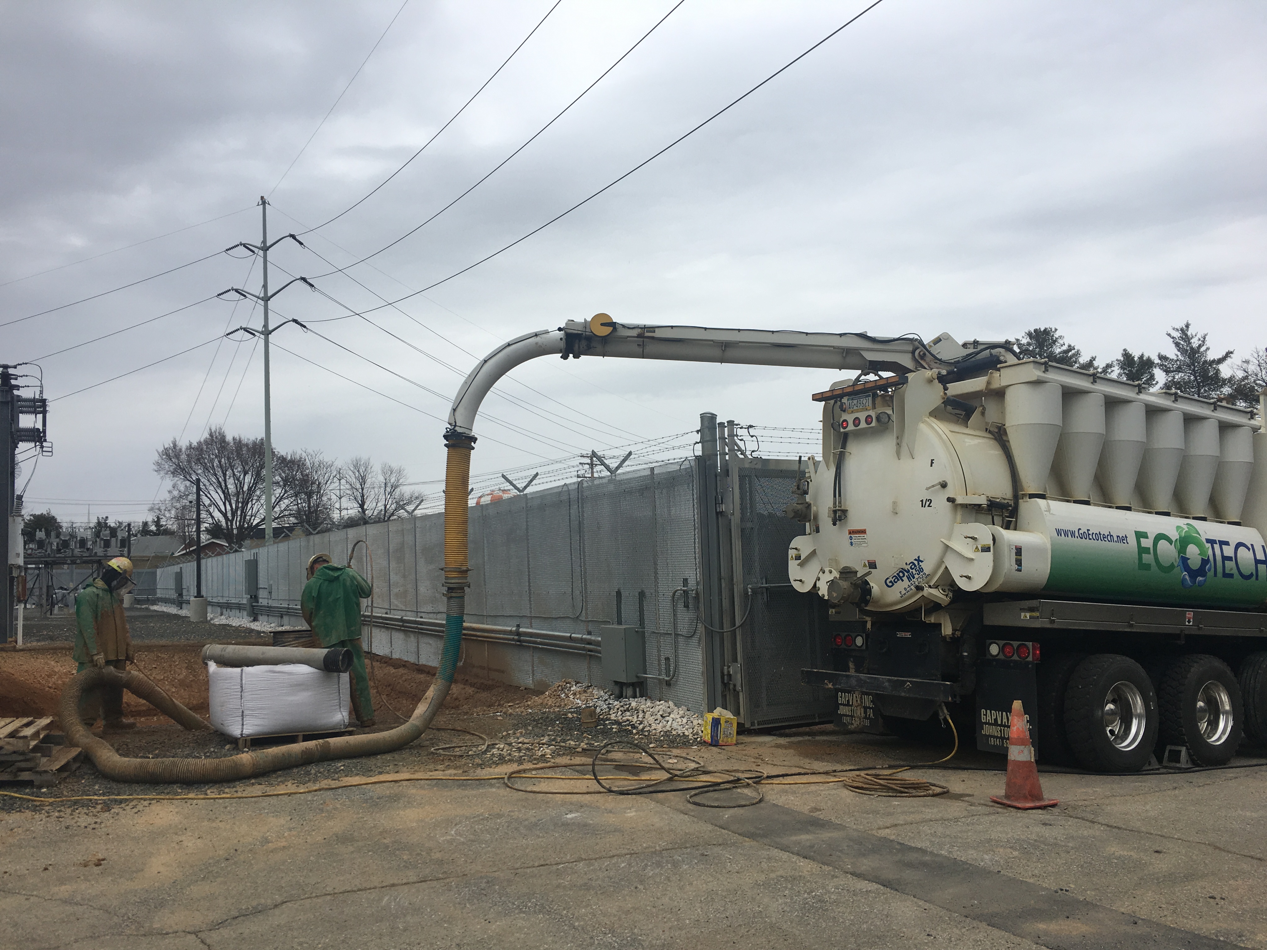 Hydro excavation with the use of pellets
