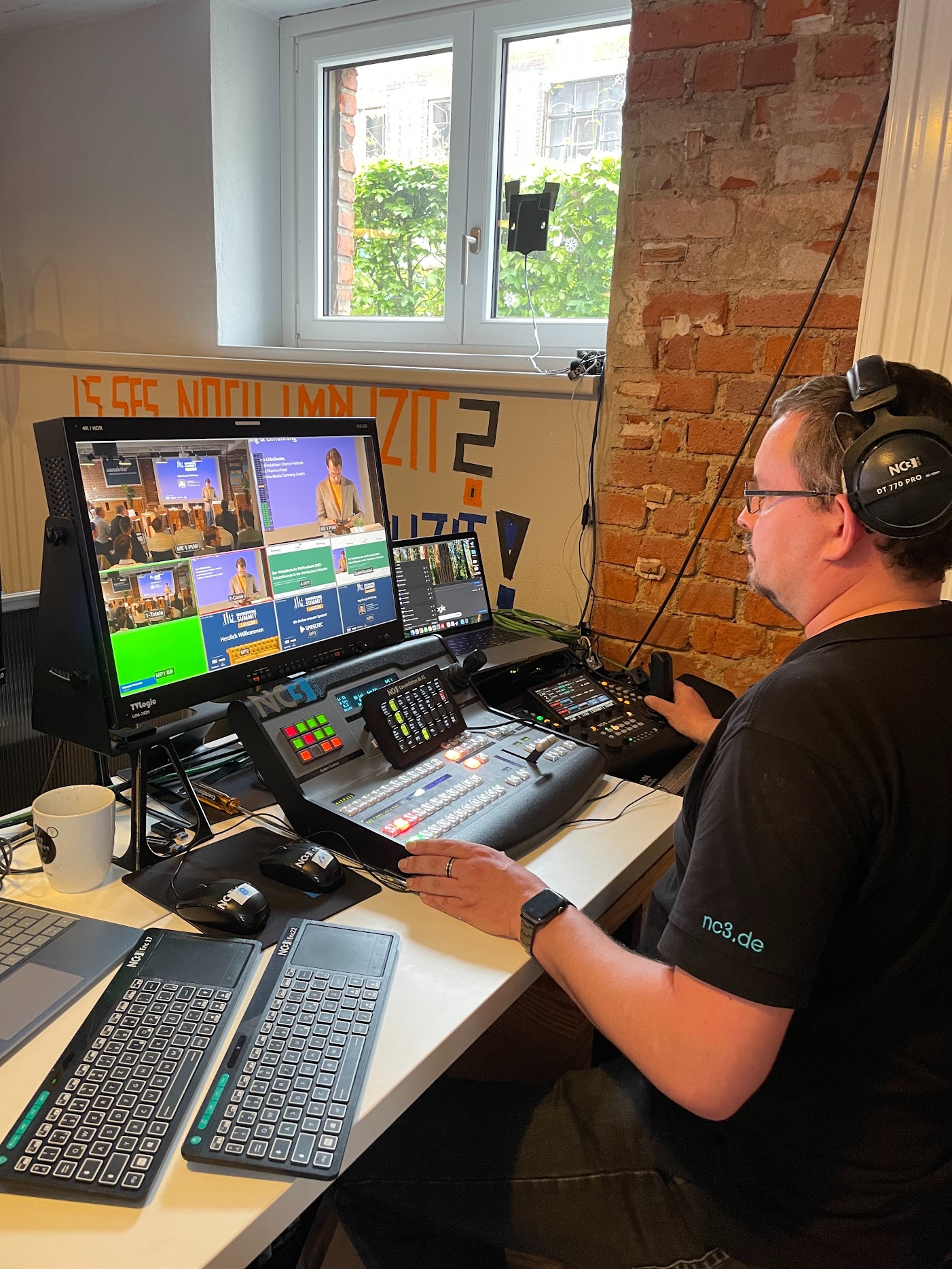 NC3-Techniker in der Live-Regie bei der Streaming-Produktion einer Paneldiskussion beim Engineering Summit