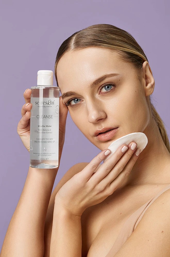 Curatarea tenului cu Apa micelara Cleanse