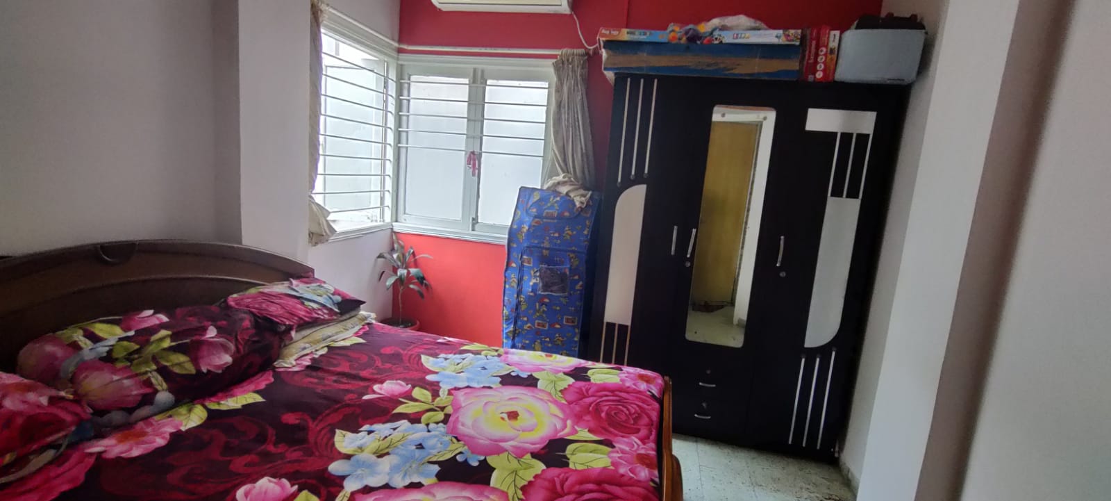 1000 Sq .feet Flat Sell in Bodakdev