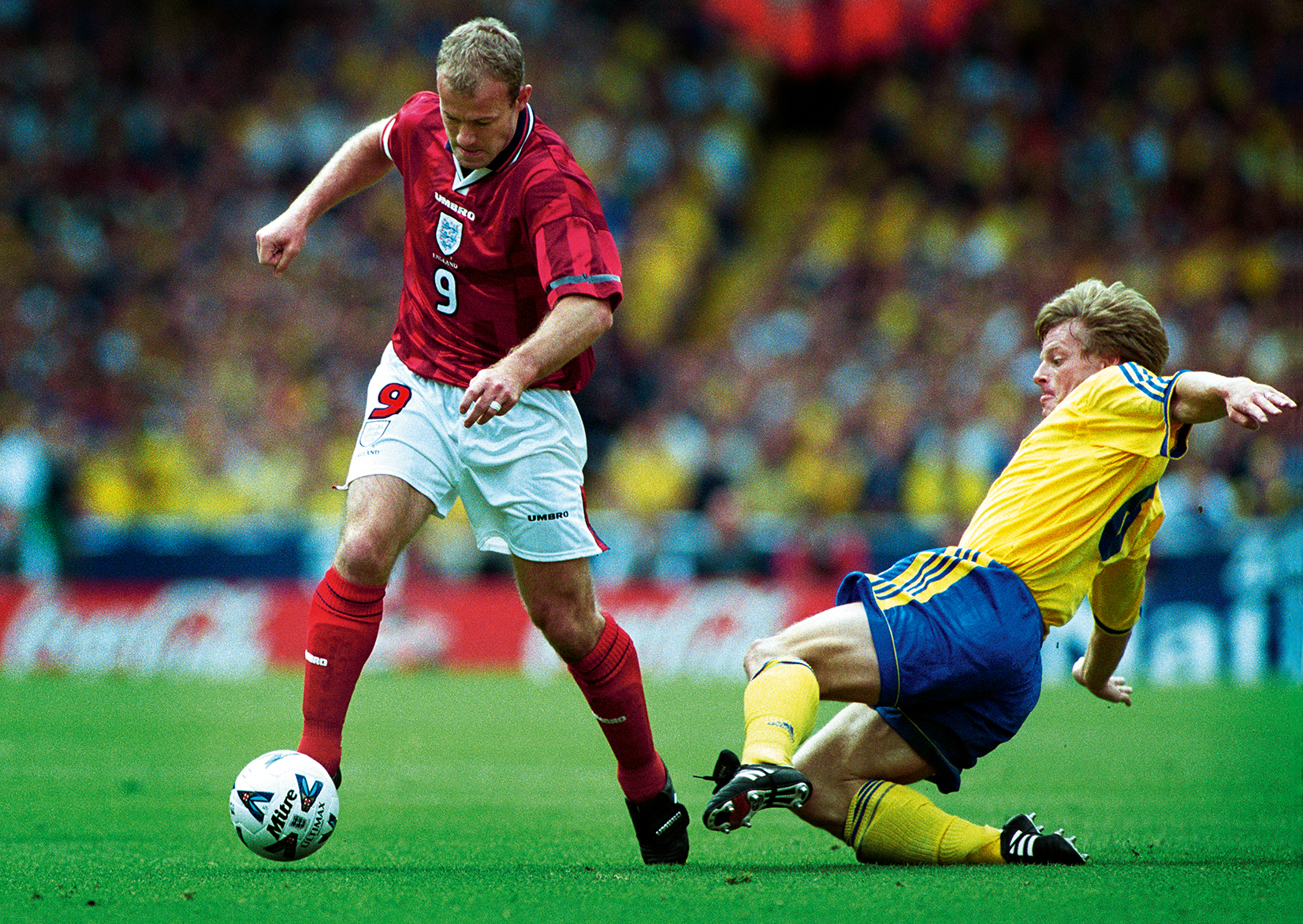 Sveriges Stefan Schwarz tacklar Alan Shearer i England