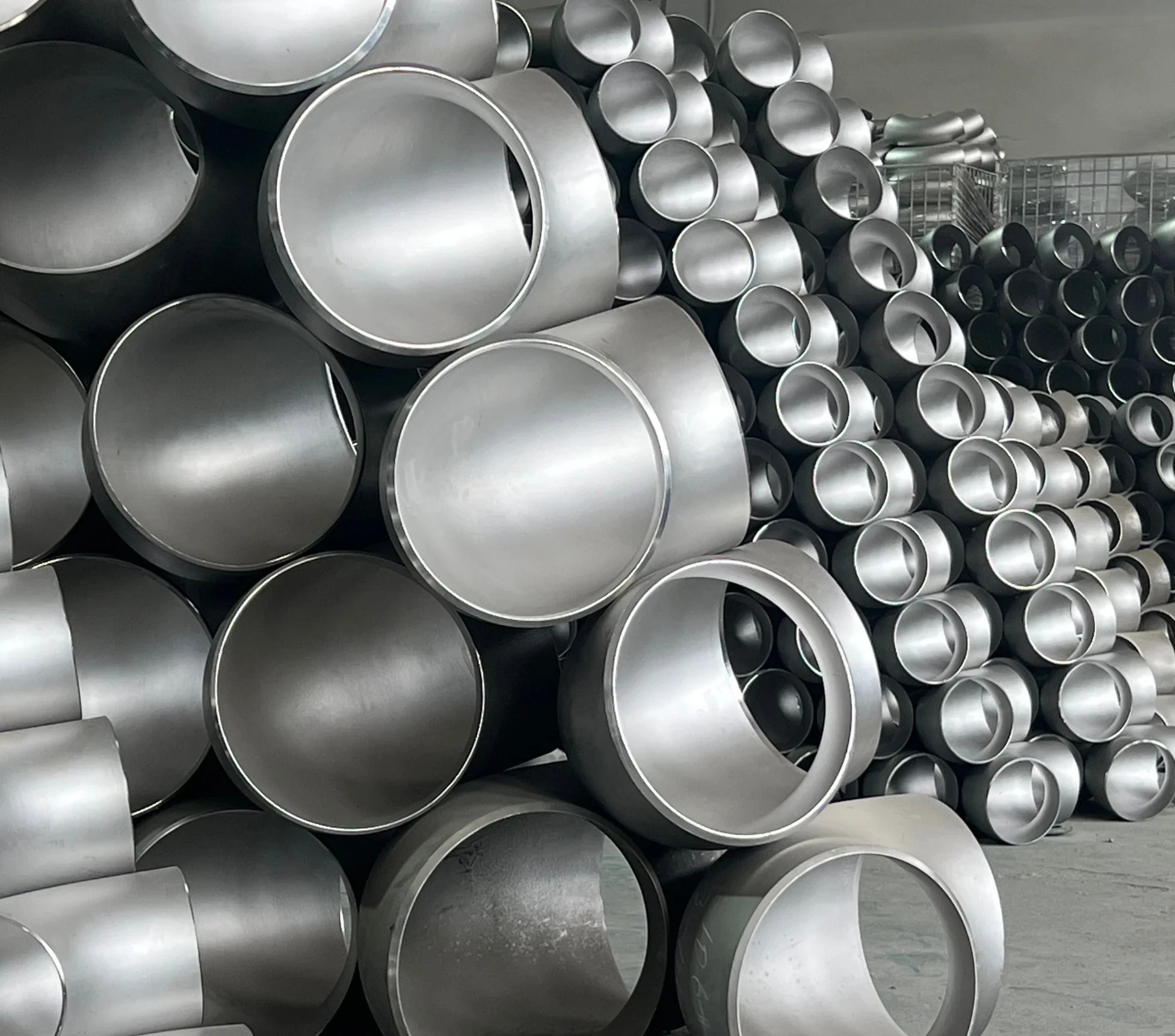 A stock warehouse house of stainless steel elbows for worldwide export
