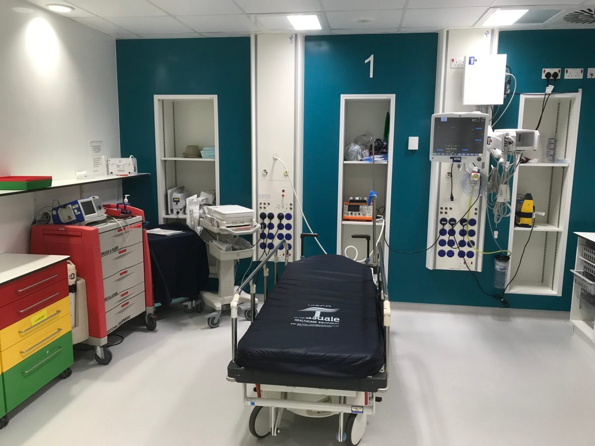 Picture of an empty resus bay