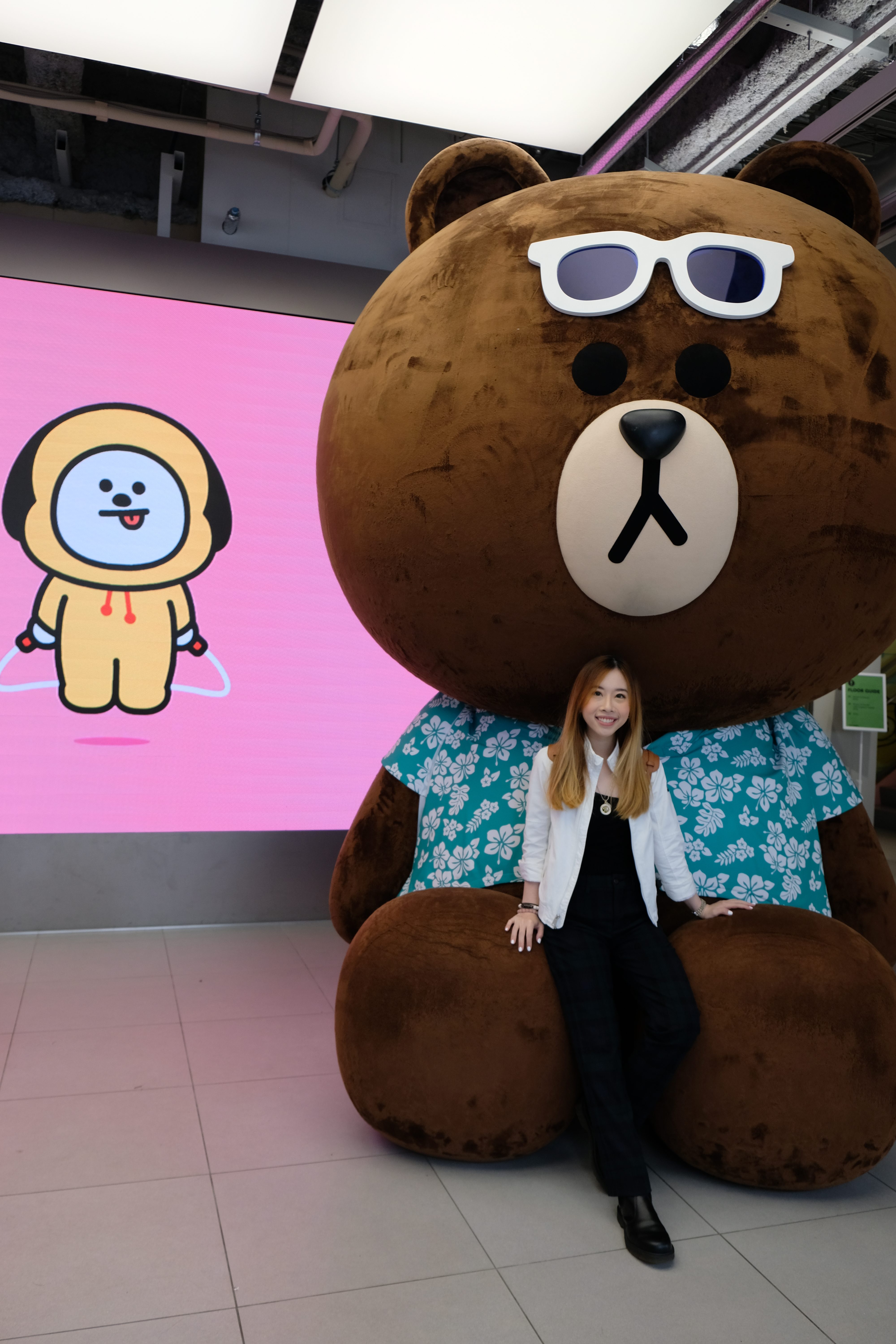 my dad was too cute! he told me he waited until Chimmy was on the screen so that we both are in the photo