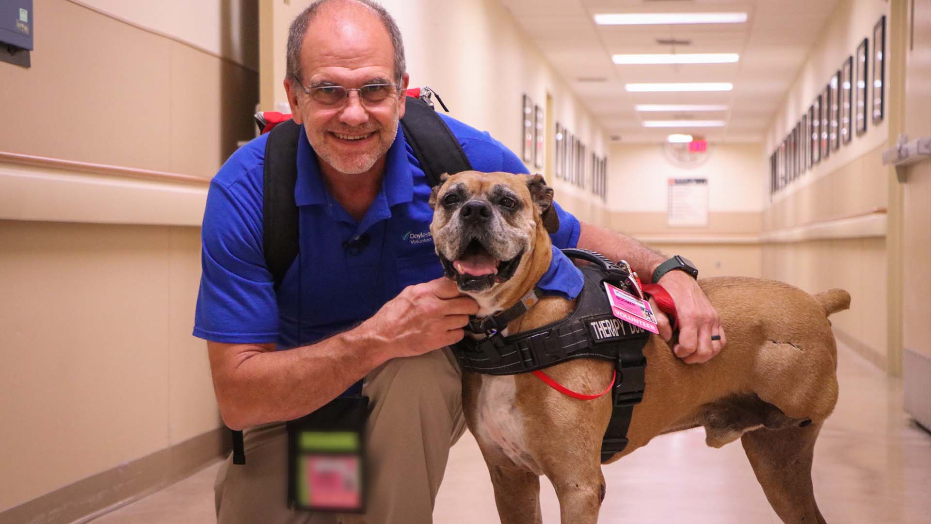 Pa. teacher and his 3-legged therapy dog make a difference at Doylestown  Hospital - 6abc Philadelphia