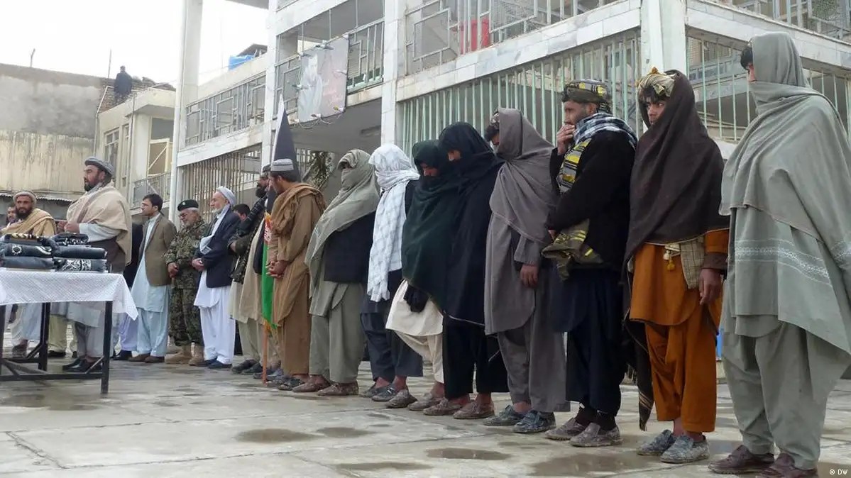 بازداشت دو پولیس زن در پیوند با ویدیوهای ملا رسول – DW – ۱۳۹۷۷۶