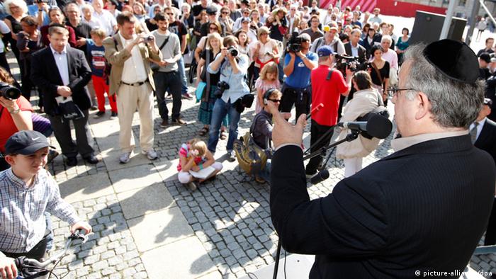 Pada rentang umur ini dalam perspektif psikologis, yaitu anak yang berumur 10 sampai dengan 22 tahun berada dalam tahap perkembangan remaja. Muslim Dan Yahudi Bersatu Demo Larangan Sunat Agama Dunia Informasi Terkini Dari Berbagai Penjuru Dunia Dw 10 09 2012